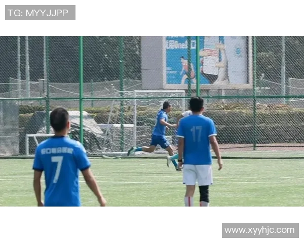 路人偶遇足球明星瞬间捕捉到的精彩互动视频引发热议