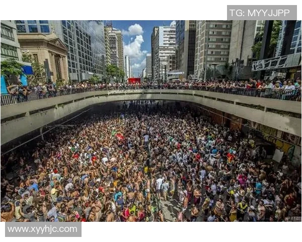 街头假扮足球明星热舞引围观让路人惊叹不已的精彩表演